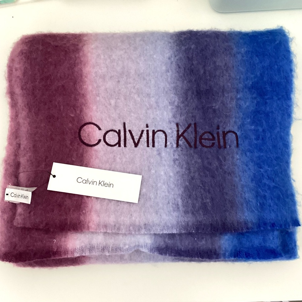 \Calvin Klein\ NWT Multicolor Fuzzy Scarf
